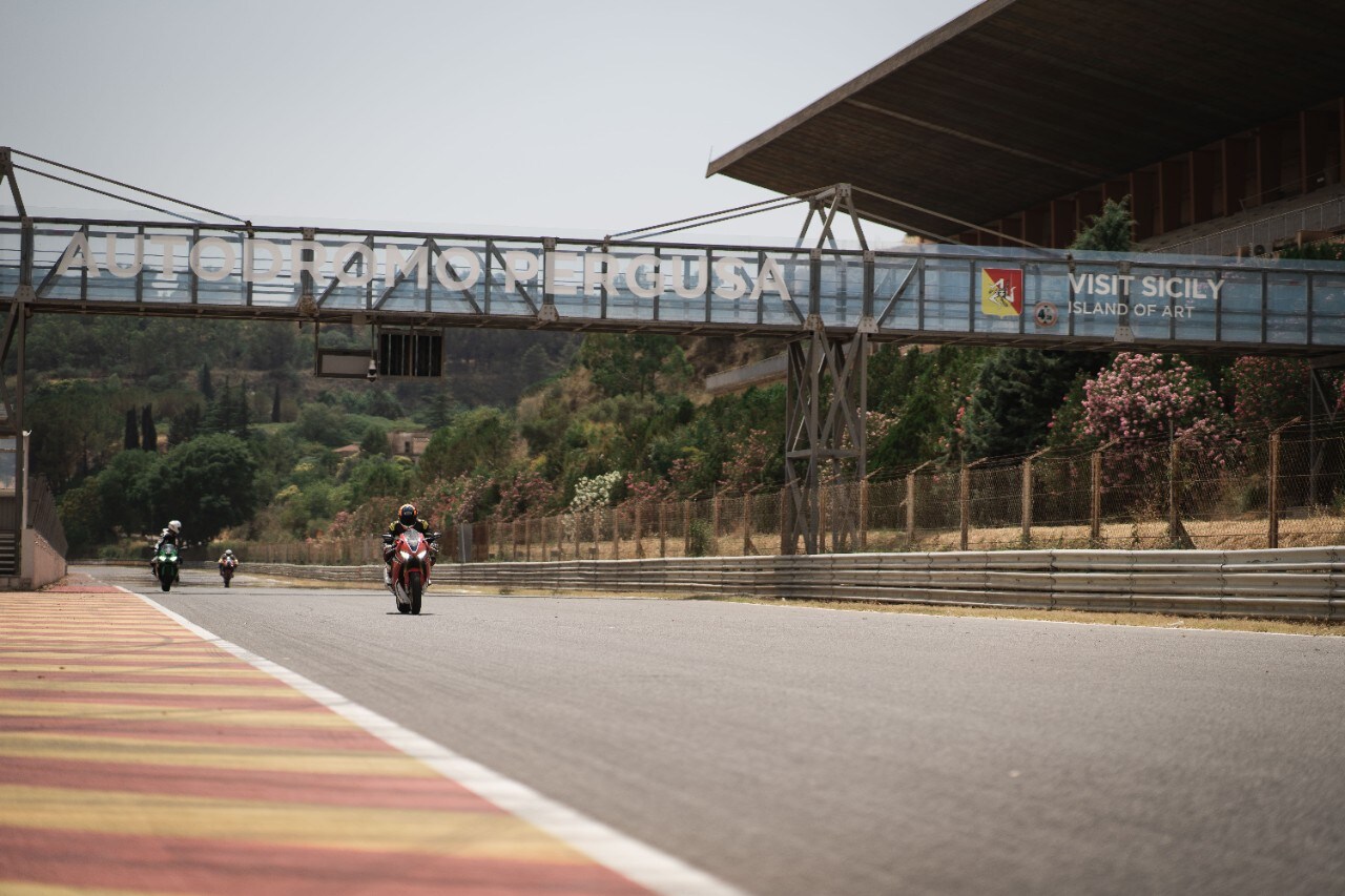 La FMI “laurea” i collaudatori moto Pirelli campioni in sicurezza